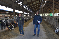 Die Klima-Farm-Bilanz-Berater Philipp Holz (links) und Johannes Dries bei der Aufnahme des CO2-Fußabdrucks auf dem LOB-Betrieb Hubertushof Irmtraut. 