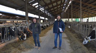 Die Klima-Farm-Bilanz-Berater Philipp Holz (links) und Johannes Dries bei der Aufnahme des CO2-Fußabdrucks auf dem LOB-Betrieb Hubertushof Irmtraut. 
