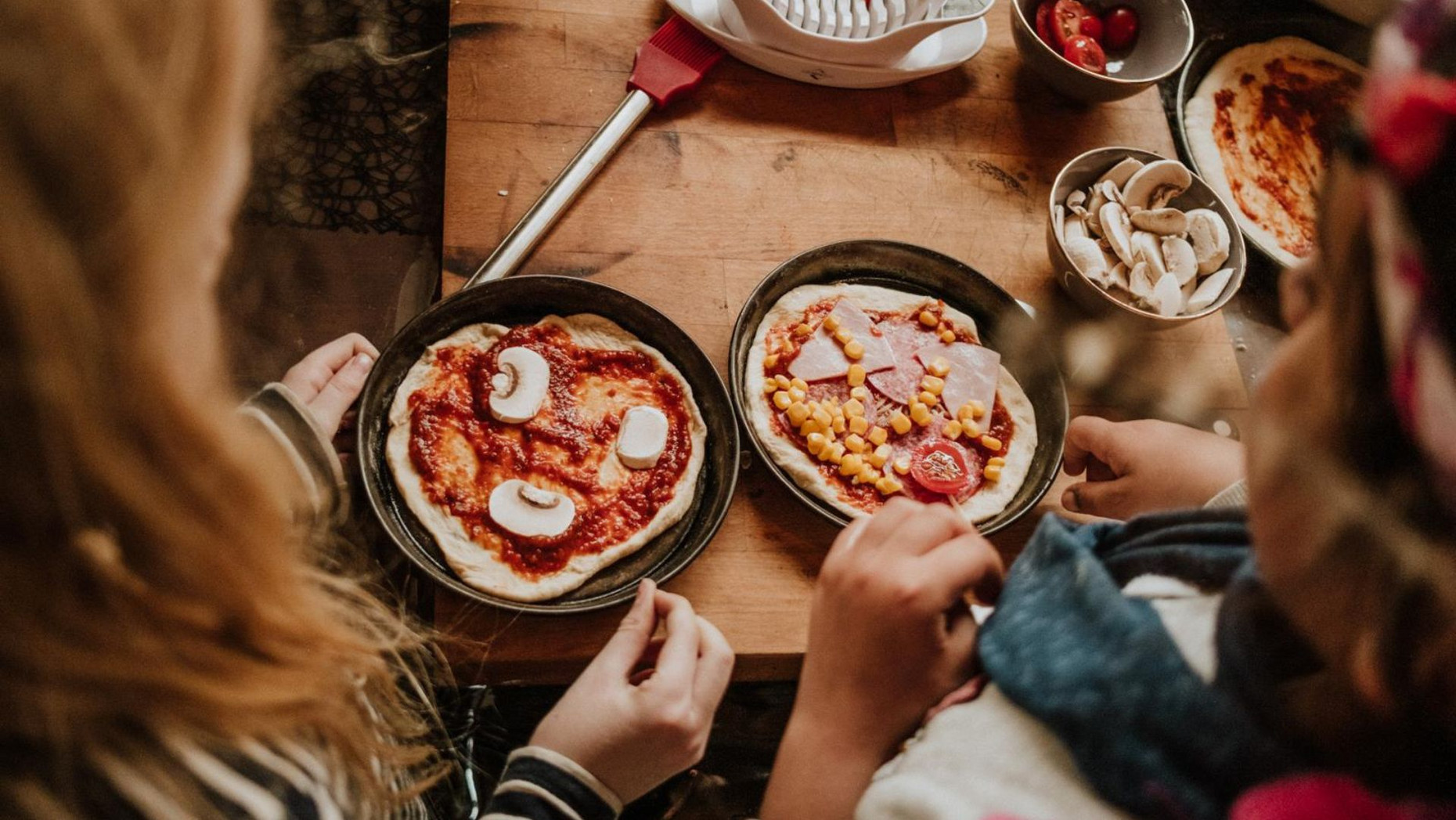 Kinder beim Pizzabacken