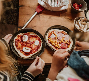Kinder beim Pizza backen