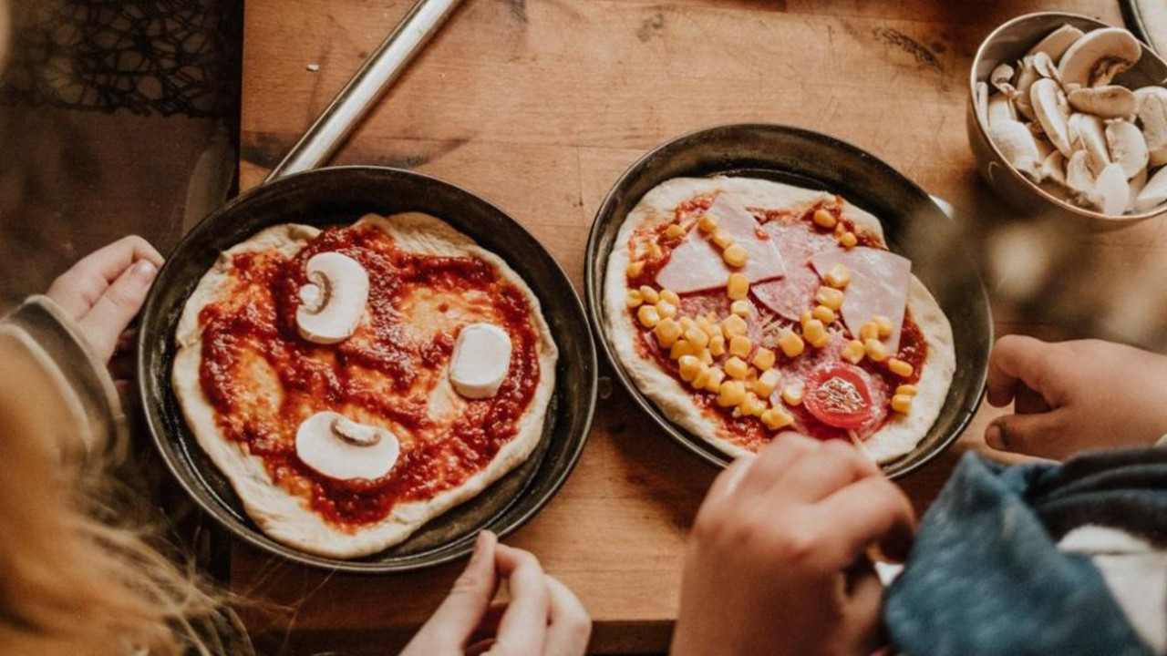 Kinder beim Pizza backen